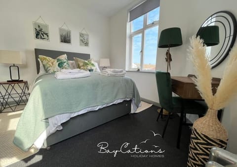 Stylish 2 bed Paignton apartment, 5 minute walk to beach Apartment in Paignton