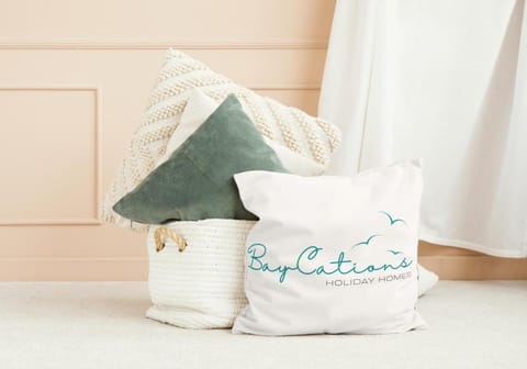 Stylish 2 bed Paignton apartment, 5 minute walk to beach Apartment in Paignton