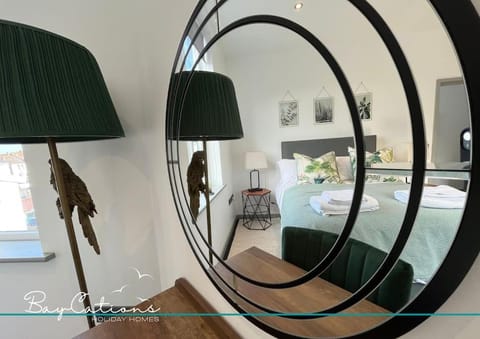 Stylish 2 bed Paignton apartment, 5 minute walk to beach Apartment in Paignton