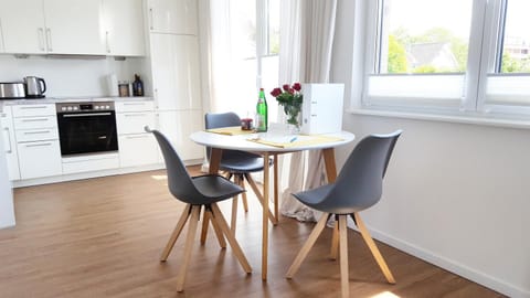 Coffee/tea facilities, Kitchen or kitchenette, Dining area