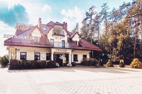 Property building, Restaurant/places to eat, Breakfast