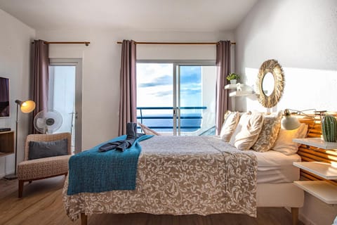 Bed, Bedroom, Sea view, fireplace, towels