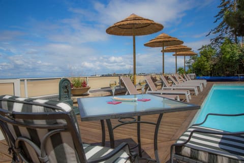 Patio, Day, Swimming pool, sunbed