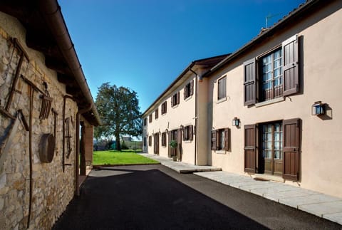 Property building, Garden, Balcony/Terrace