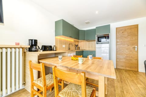 Coffee/tea facilities, Kitchen or kitchenette, Dining area, toaster