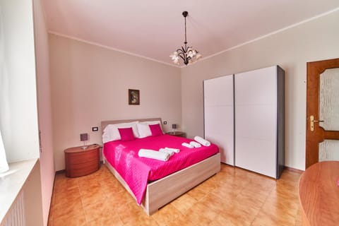 Photo of the whole room, Bedroom, wardrobe