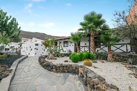 Property building, Day, Natural landscape, Garden, Garden view, Mountain view