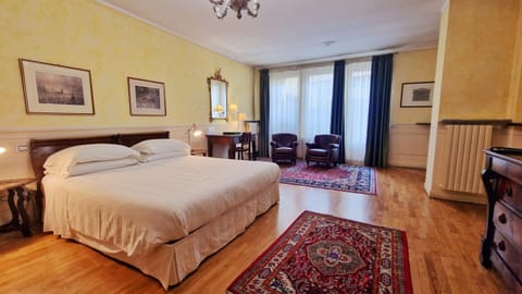 Seating area, Bedroom