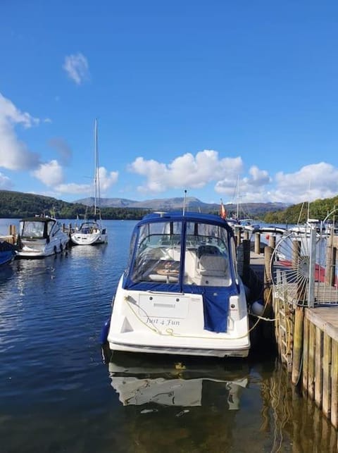 Jaw-Dropping Lodge with Hot Tub on Lake Windermere House in England