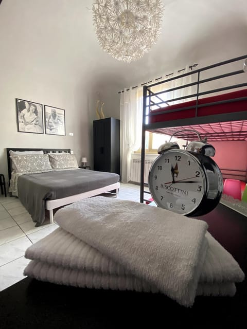 Bed, Photo of the whole room, Bedroom, bunk bed, microwave, towels