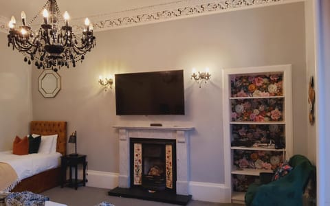 Bed, TV and multimedia, Photo of the whole room, Seating area, Bedroom, flat iron