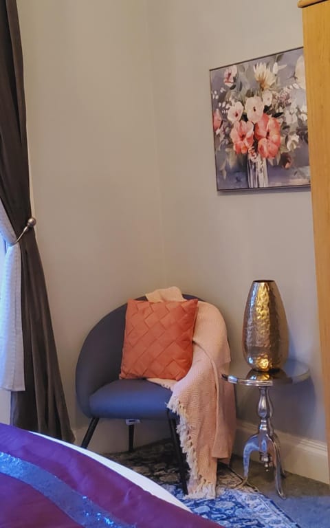 Bed, Decorative detail, Seating area, Bedroom