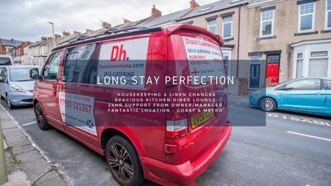 Free Parking, Ideal for Long Term Contractor, etc Stays, Regular Housekeeping Option, 10 min Walk from Beach and Metro 15-20 min Drive to Nissan & Newcastle - Dwellcome Home Ltd 2 DOUBLE Bedroom 3 Bed Apt, Fast WIFI - See our Site for Assurance Apartment in South Shields