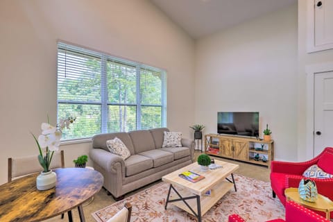 Pet-Friendly Asheville Retreat with Hot Tub House in Woodfin