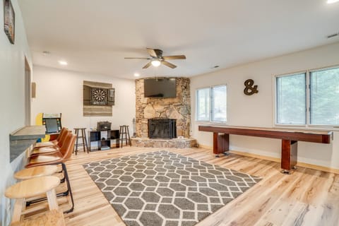 Spacious Rustic Helen Abode about half Mi From Tubing! Apartment in Helen