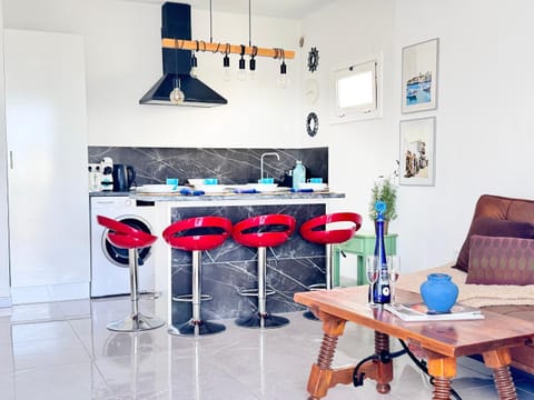 Kitchen or kitchenette, Seating area