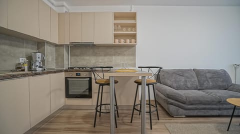 Kitchen or kitchenette, Living room, Seating area, Dining area, minibar, oven, stove