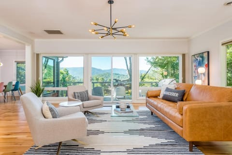 Hi View House House in Black Mountain