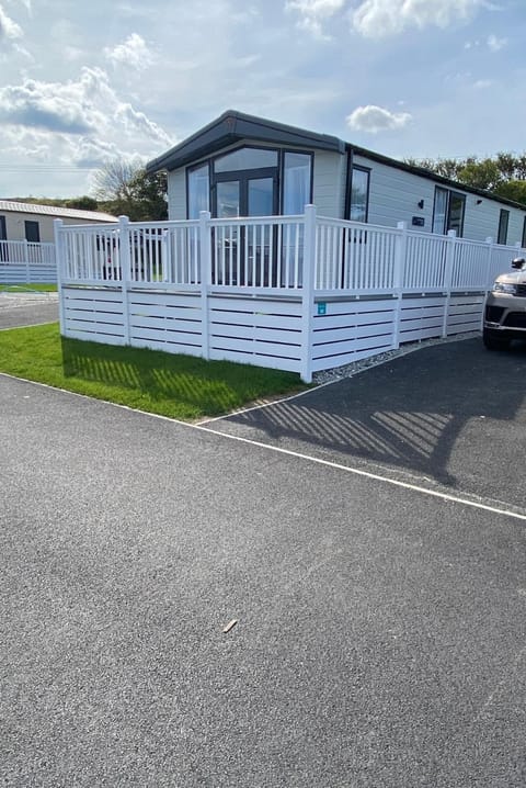 Riverwood Lodge House in England