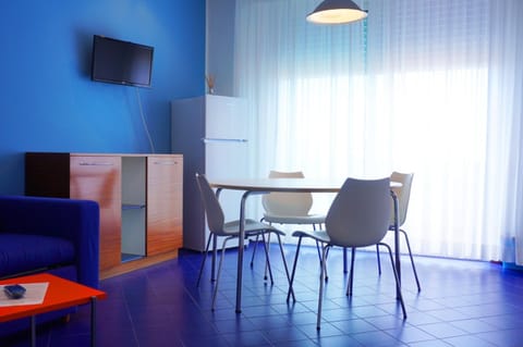 Communal lounge/ TV room, TV and multimedia, Seating area, Dining area, hair dresser