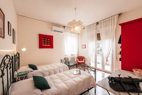 Casa Fuori Casa - 200 mt dal casello autostradale, parcheggio gratuito, garage moto Bed and Breakfast in Senigallia