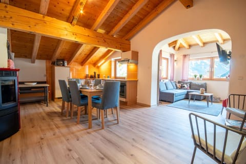 Game Room, TV and multimedia, Coffee/tea facilities, Kitchen or kitchenette, Living room, Food and drinks, Seating area, Dining area, Food, dishwasher, heating, internet, microwave, oven, stove, kitchen