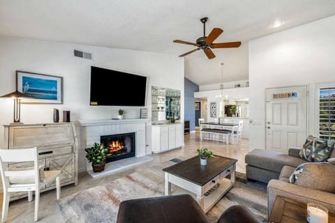 Communal lounge/ TV room, TV and multimedia, Living room, Lounge or bar, Seating area