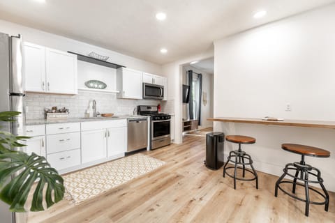 Coffee/tea facilities, Kitchen or kitchenette, Dining area