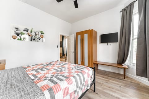 Bed, TV and multimedia, Evening entertainment, Bedroom