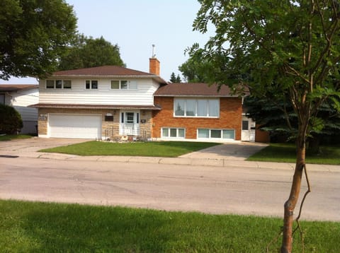 Property building, Facade/entrance, Garden, Street view