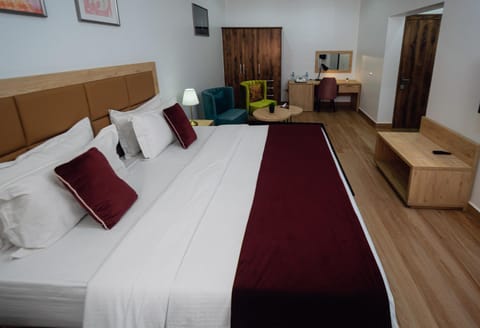 Bed, TV and multimedia, Photo of the whole room, Seating area, Bedroom, wardrobe