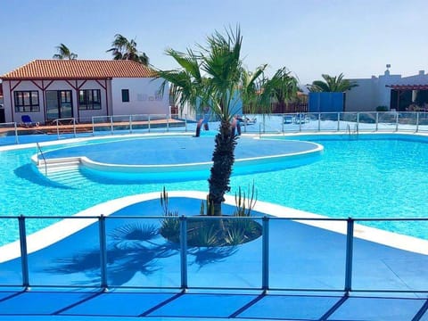 Day, Swimming pool
