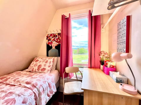 Bed, Photo of the whole room, Seating area, Bedroom, hair dresser