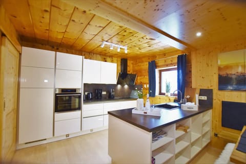 Kitchen or kitchenette, Dining area, Communal kitchen, Food, kitchen