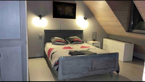 Bed, Photo of the whole room, Bedroom