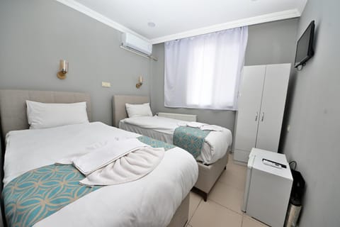 Bed, TV and multimedia, Photo of the whole room, wardrobe, air conditioner