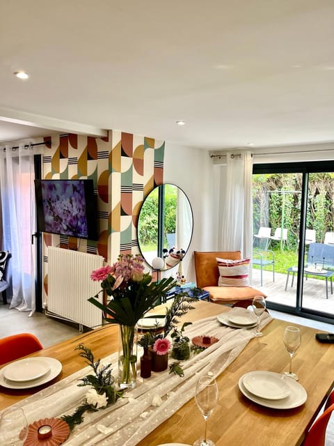 Communal lounge/ TV room, Seating area, Dining area, Evening entertainment