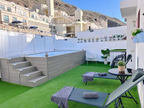 Property building, Day, Natural landscape, View (from property/room), Balcony/Terrace, Seating area, Mountain view, sunbed