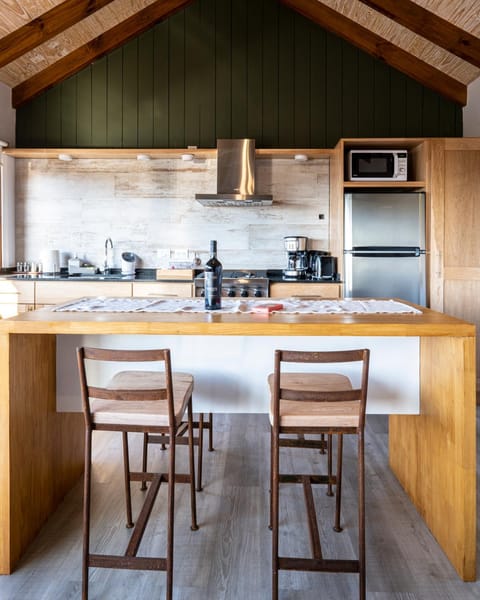 Kitchen or kitchenette, Dining area, minibar, pet friendly, toaster