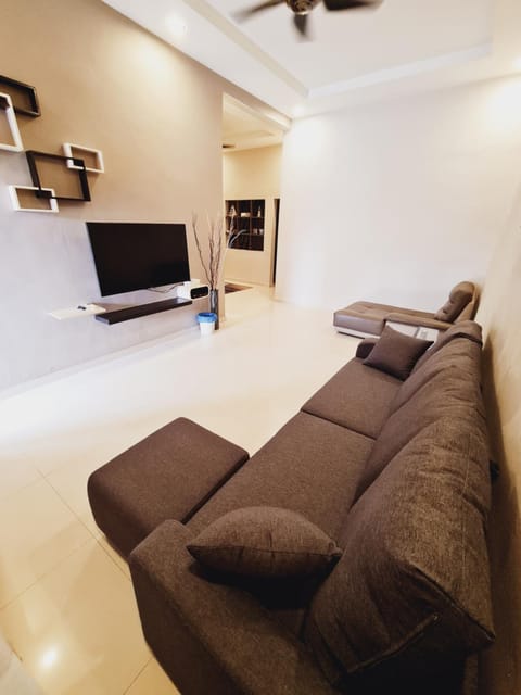 TV and multimedia, Living room, Seating area, Evening entertainment, fireplace, air conditioner