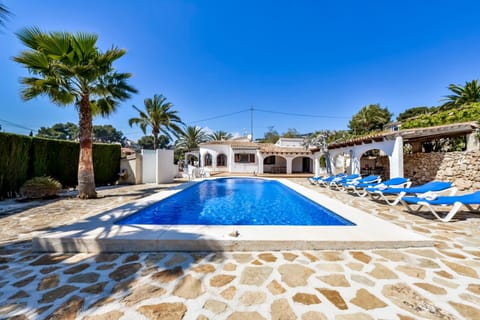 Property building, Swimming pool, sunbed