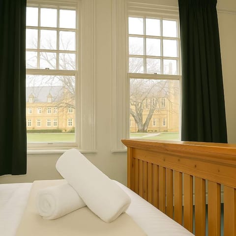 Comfy Apartment with carpark 2 minutes to CBD House in Hobart