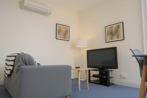 Comfy Apartment with carpark 2 minutes to CBD House in Hobart