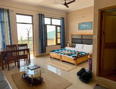 Bed, Living room, Photo of the whole room, Seating area, Dining area, Bedroom, fireplace