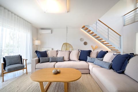 Living room, Seating area, air conditioner