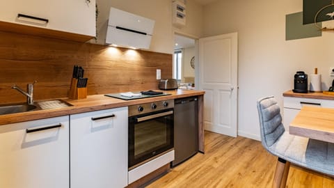 Coffee/tea facilities, Kitchen or kitchenette, Dining area, dishwasher, minibar, oven, stove, toaster