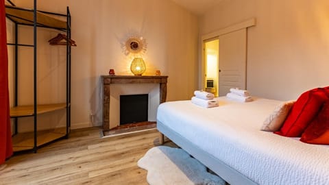 Bed, Photo of the whole room, Bedroom, towels