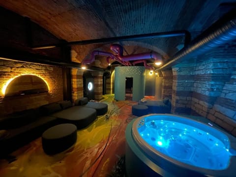 Bed, Hot Tub, Sauna, Sauna, Bedroom