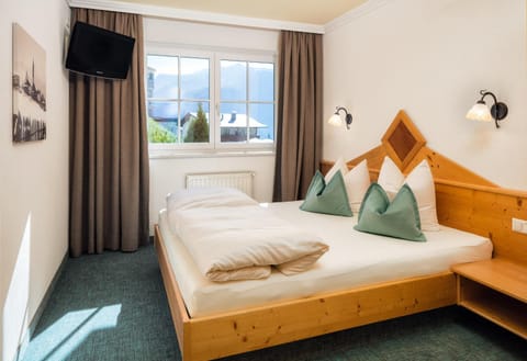 Bed, TV and multimedia, Bedroom, Garden view, Mountain view