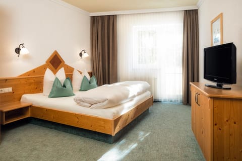 Bed, Garden, TV and multimedia, Bedroom, Garden view